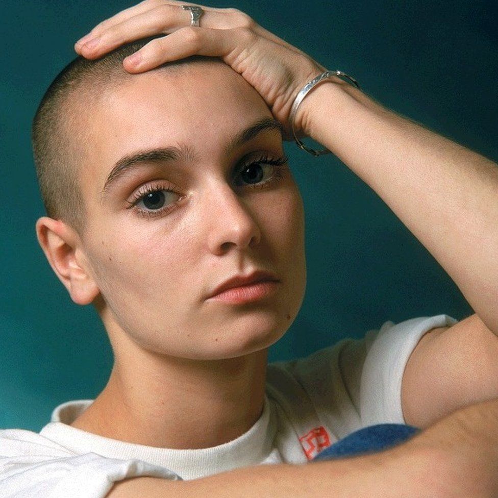 Penggemar Sinead O’Connor Memberi Penghormatan Terakhir Di Kota Bray, Irlandia https://plutkumkmgianyar.com/