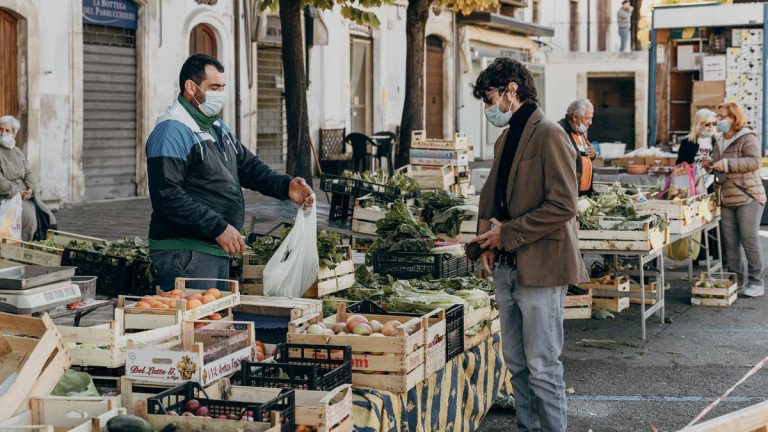 Pedagang Wanita Gosokkan Makanan Yang Di Jual Ke Kemaluannya, Di Duga Karena Syarat Penglaris