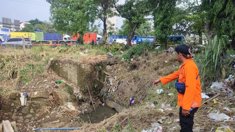 Pekerja Jasa Marga Hilang Terseret Arus Saat Bersihkan Sampah Di Kali Cibalok Bogor