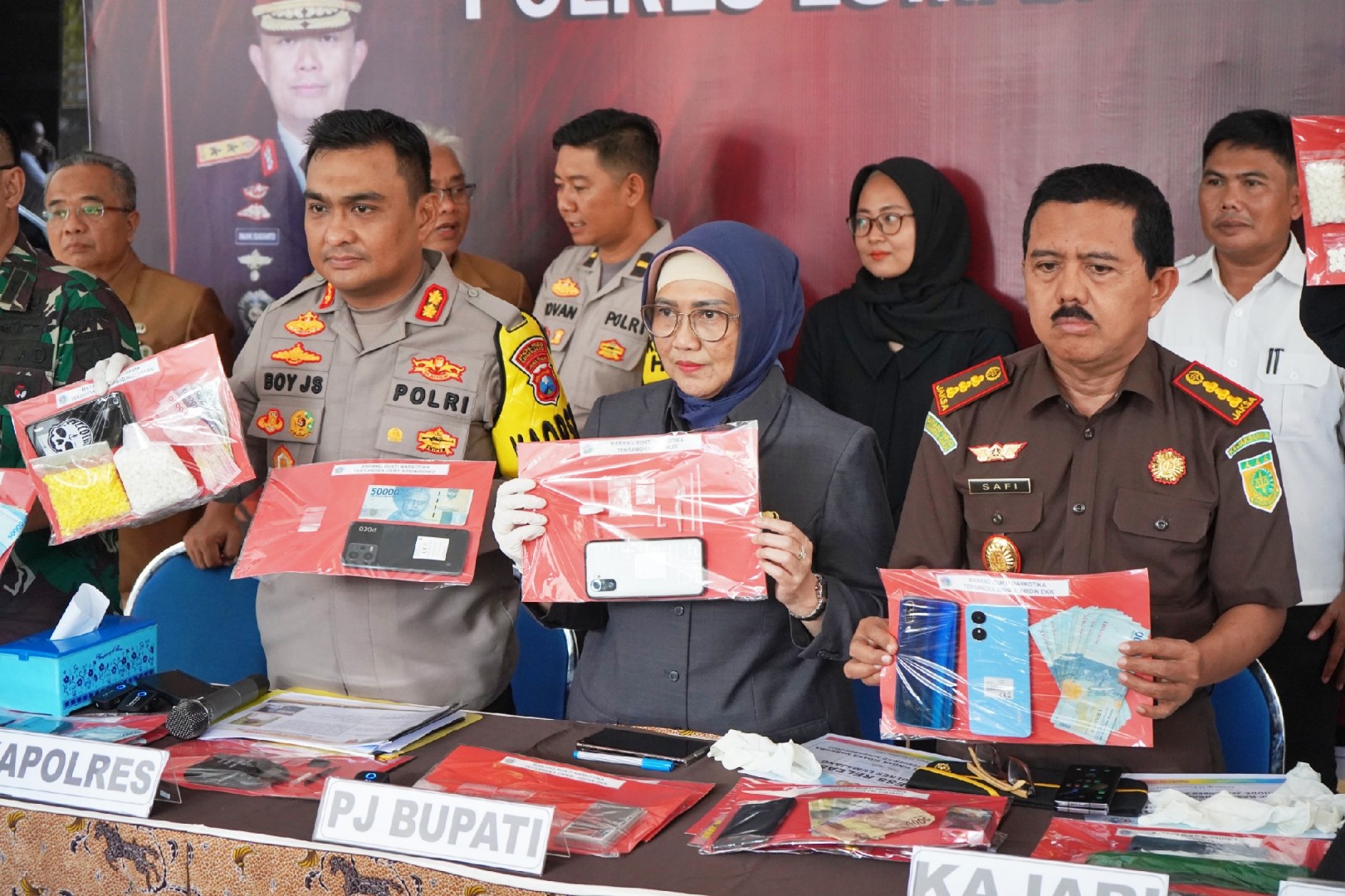 Pegawai Honorer Pemkab Lumajang Di Tahan Karena Ketahuan Pakai Narkoba https://plutkumkmgianyar.com/