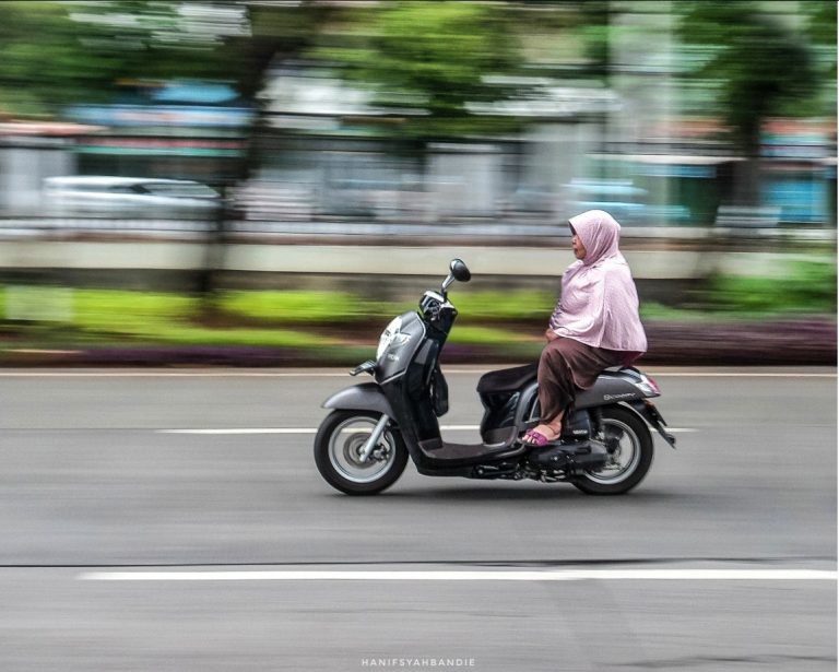 Motor Ibu-Ibu Ini Nyangkut Karena Terobos Jalan Yang Sedang Diaspal