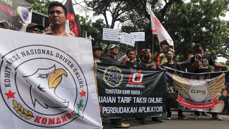 Karena Kenaikan BBM, Ratusan Pengemudi Taksi Online Gelar Aksi Protes