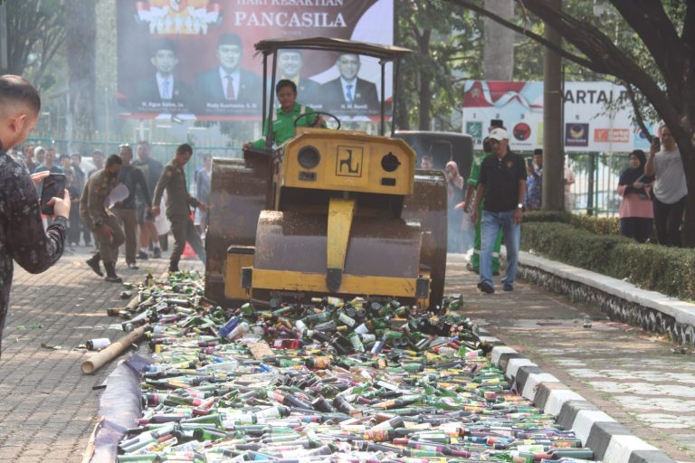 Jadi Pemicu Tawuran Di Bogor, Polisi Musnahkan 8 Ribu Miras Dan Petasan