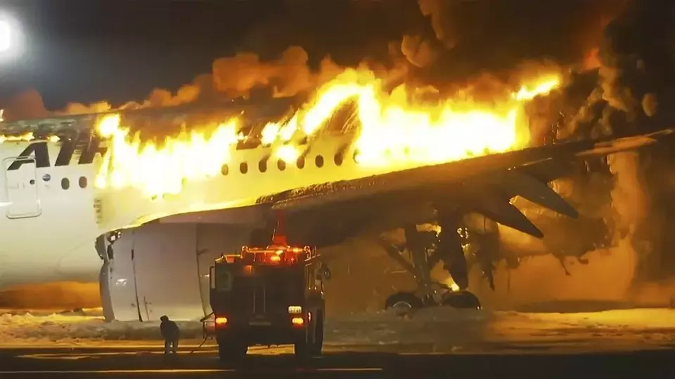 Pesawat Japan Airlines Terbakar Usai Tabrakan Di Bandara Haneda https://plutkumkmgianyar.com/
