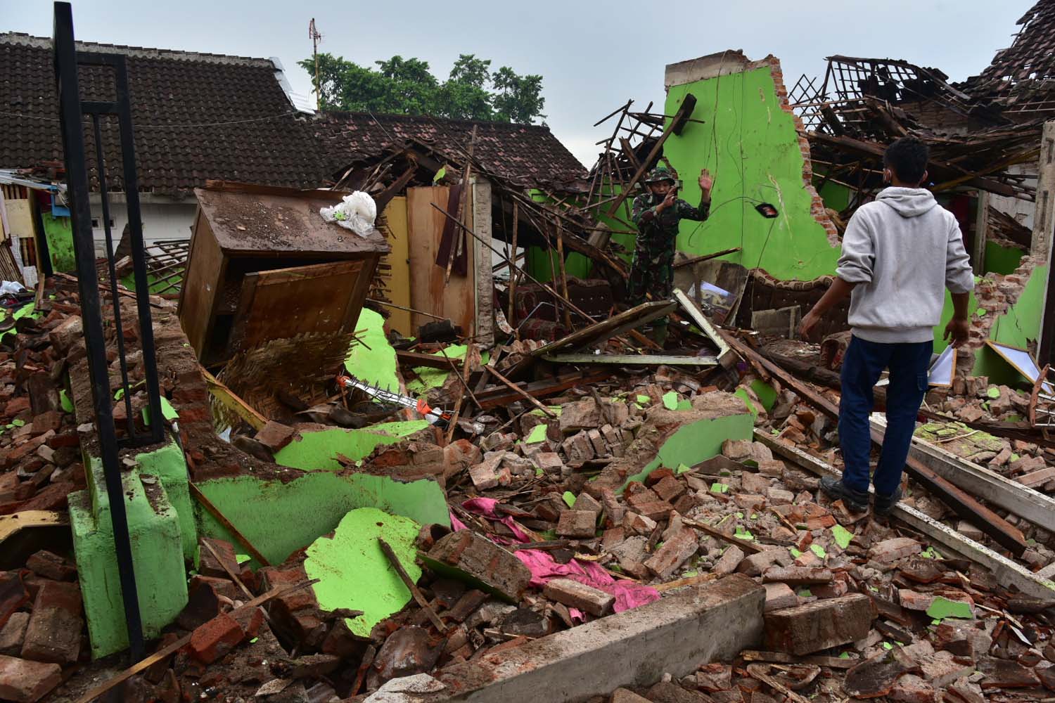 Kolaborasi Muspika dan Warga Poncokusumo: Kerja Bakti Bersihkan Reruntuhan Bangunan plutkumkmgianyar.com