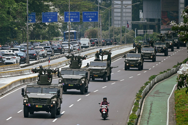 Kemacetan di Jalan Medan Merdeka Selatan Akibat Gladi Resik HUT Ke-79 TNI