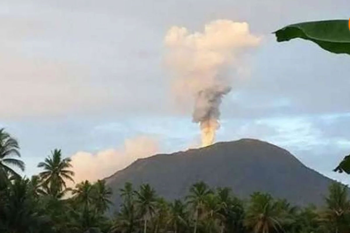 Erupsi Gunung Ibu: PVMBG Laporkan Tiga Ledakan Vulkanik pada Senin Pagi