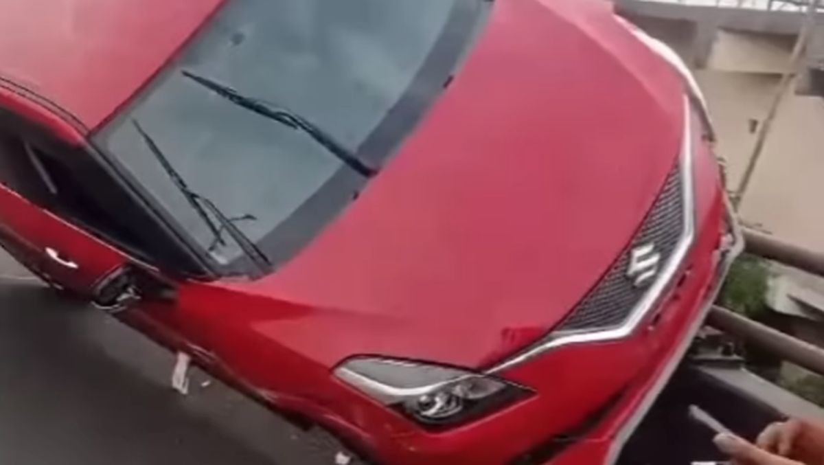 Dramatis! Mobil Nyaris Terjun dari Flyover Ciputat Setelah Tabrak Pembatas