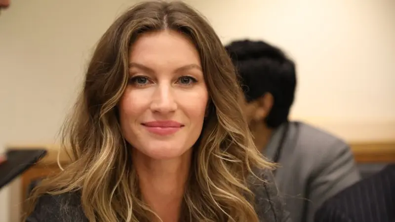 Gisele Bündchen Diduga Menyembunyikan Kehamilan dengan Menggunakan Tas Besar