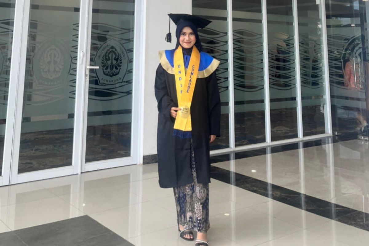 Syaikha Butsaina: Lulusan Cum Laude yang Memikat Hati Empat Perusahaan