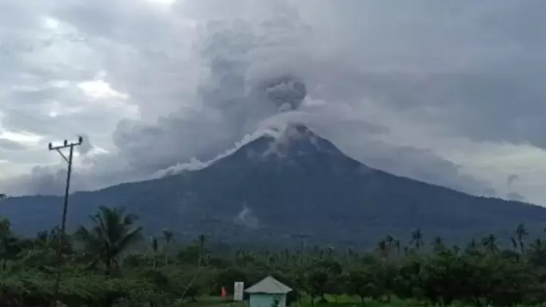 Gunung Lewotobi Laki-laki Meletus Lagi, Kolom Abu Mencapai 700 Meter