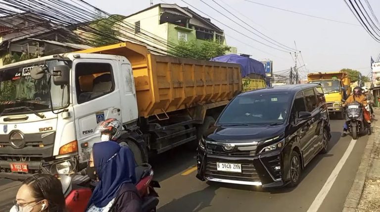 Truk Mogok Melintang Dekat GT Cisalak Depok, Lalu Lintas Macet Parah
