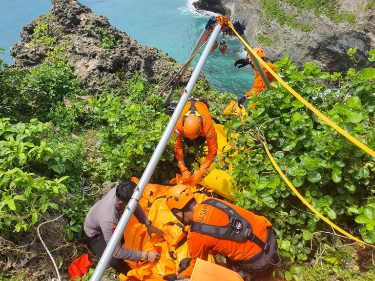 Tragedi di Uluwatu: Turis Berbikini Ditemukan Tewas di Bawah Tebing