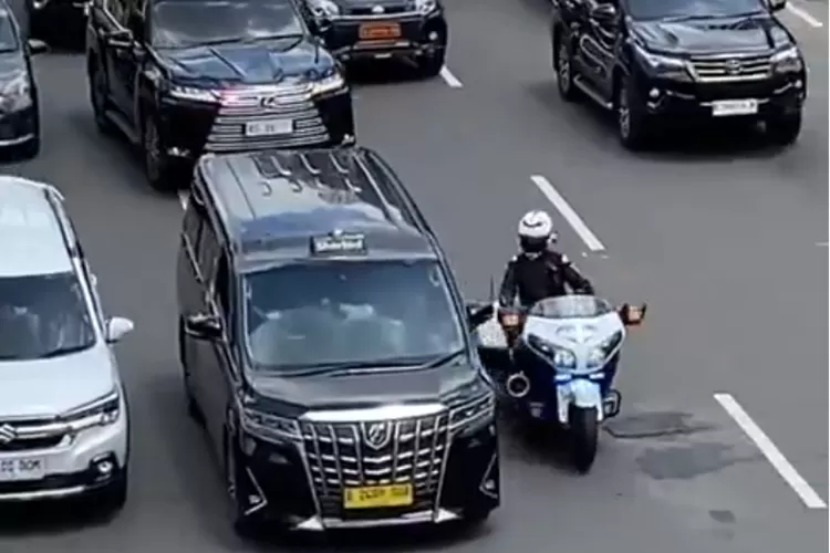 Pengejaran Polisi Terhadap Sosok Misterius di Mobil Pelat RI 36