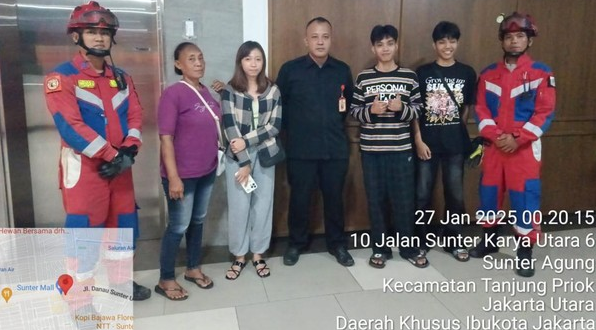Mencekam! 4 Warga Terjebak di Tangga Darurat Mal Hampir Setengah Jam