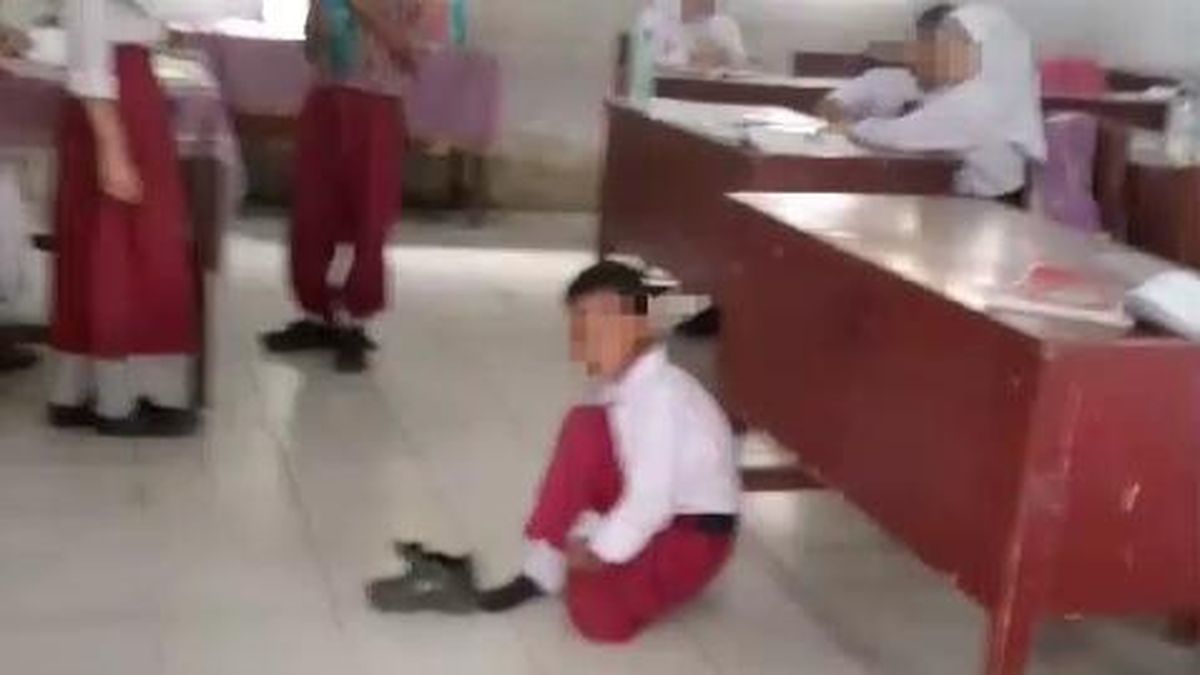 Guru yang Hukum Siswa SD Belajar di Lantai Disanksi