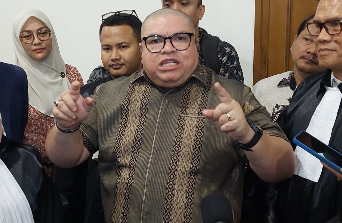Sidang Ricuh Parah: Razman Arif Pegang Bahu dan Tunjuk Hotman Paris
