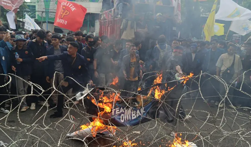 Aksi ‘Indonesia Gelap’ di Jatim Ricuh Usai Mahasiswa Bakar Keranda