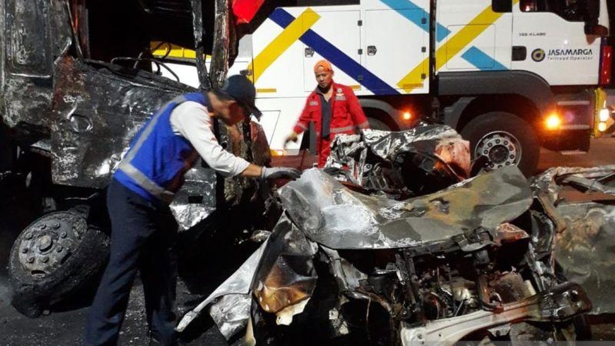 Pengacara Jawab Kabar Sopir Truk Loncat Saat Kecelakaan di GT Ciawi