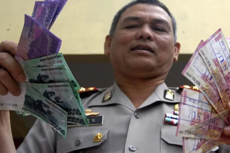 Penangkapan di Kamang: Wanita Tertangkap Membawa Uang Palsu Puluhan Juta