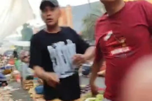 Pedagang Sayur di Bekasi Menjadi Korban Pemalakan dan Kekerasan Pedagang Sayur di Bekasi Menjadi Korban Pemalakan dan Kekerasan