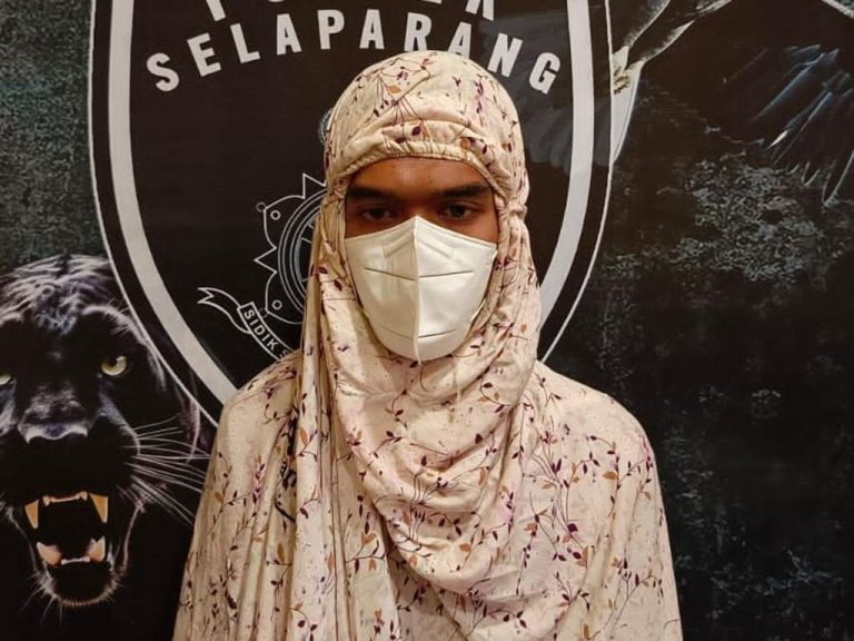 "Identitas Terungkap: Mahasiswa Pertanian di Mataram Menyamar sebagai Jemaah Wanita"