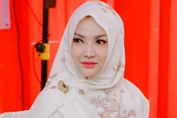 Roro Fitria Memilih Mandiri: Mengatasi Trauma dan Mengurus Anak Tanpa Asisten Rumah Tangga Roro Fitria Memilih Mandiri: Mengatasi Trauma dan Mengurus Anak Tanpa Asisten Rumah Tangga