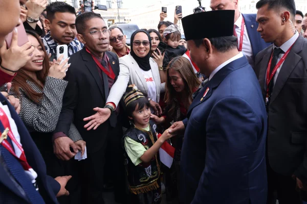 Momen Tak Terlupakan: Anak di Rusia Minta Dibelikan Lego ke Prabowo