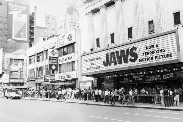 setengah-abad-jaws-film-legendaris-yang-mengubah-cara-dunia-memandang-hiu-dan-bioskop