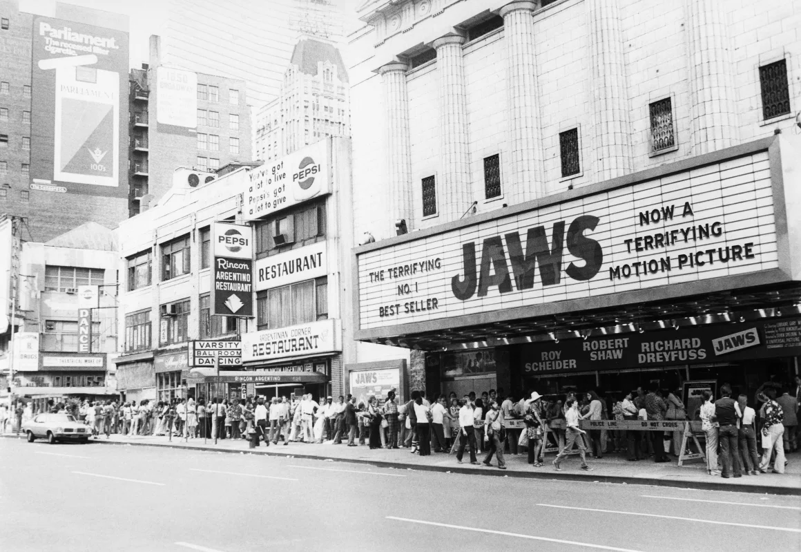 setengah-abad-jaws-film-legendaris-yang-mengubah-cara-dunia-memandang-hiu-dan-bioskop